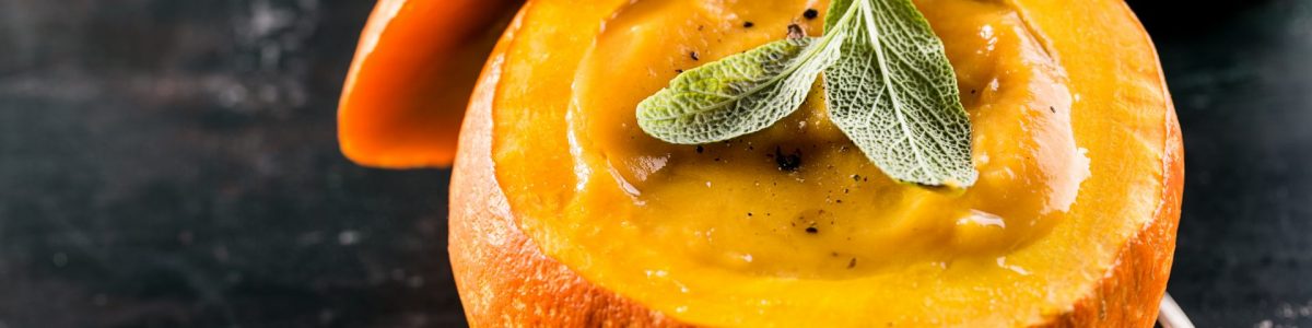 pure-de-calabaza-cremosa-en-la-calabaza-entera-en-la-mesa-listo-para-comer